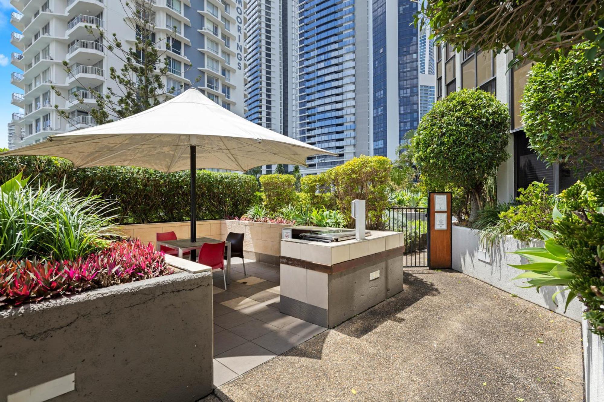 Tiki Hotel Apartments Surfers Paradise Gold Coast Extérieur photo