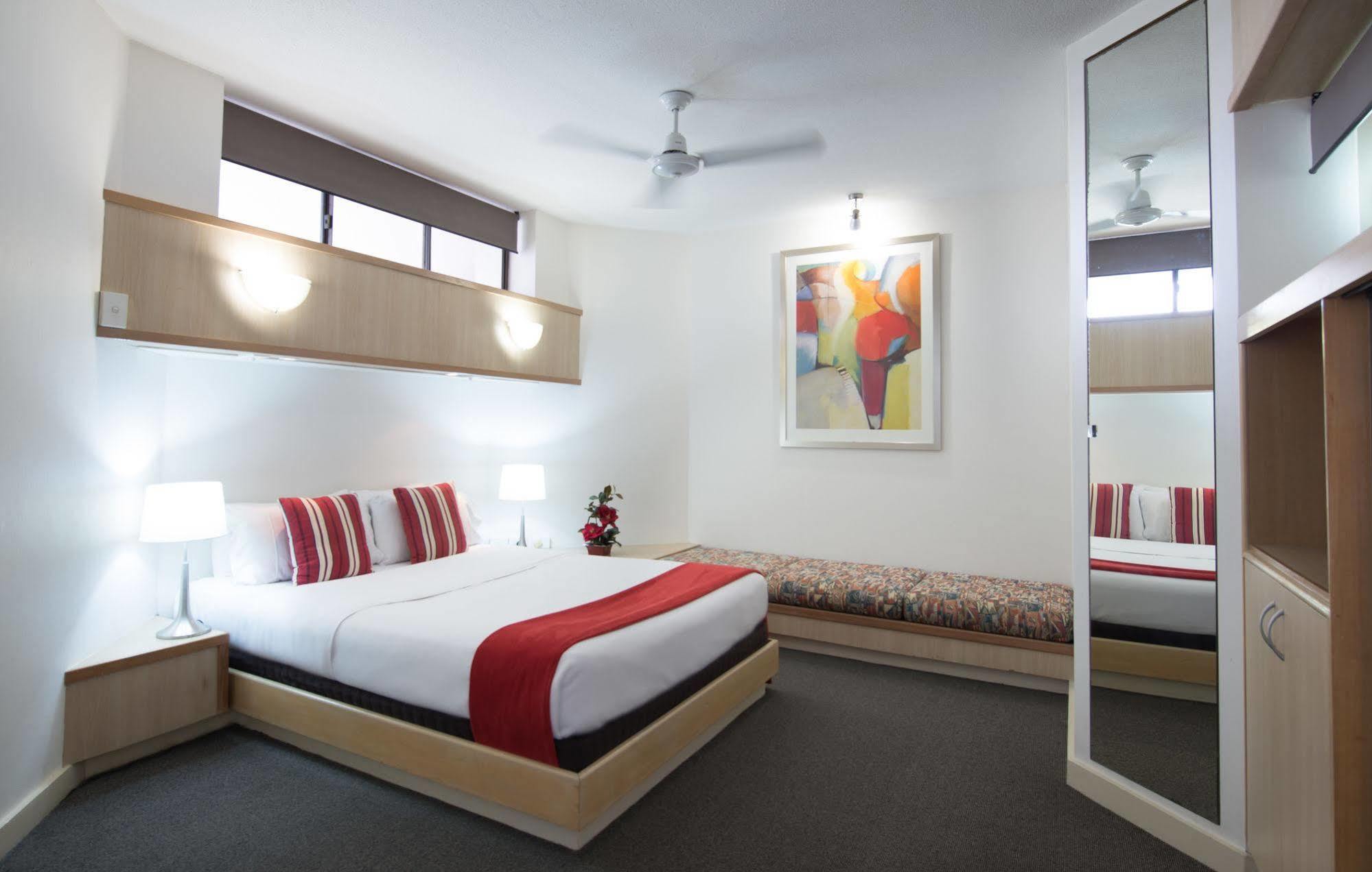 Tiki Hotel Apartments Surfers Paradise Gold Coast Extérieur photo